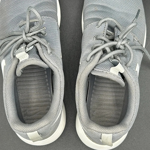 gray & white Nike Roshe One running shoes size 8 - Picture 4 of 6